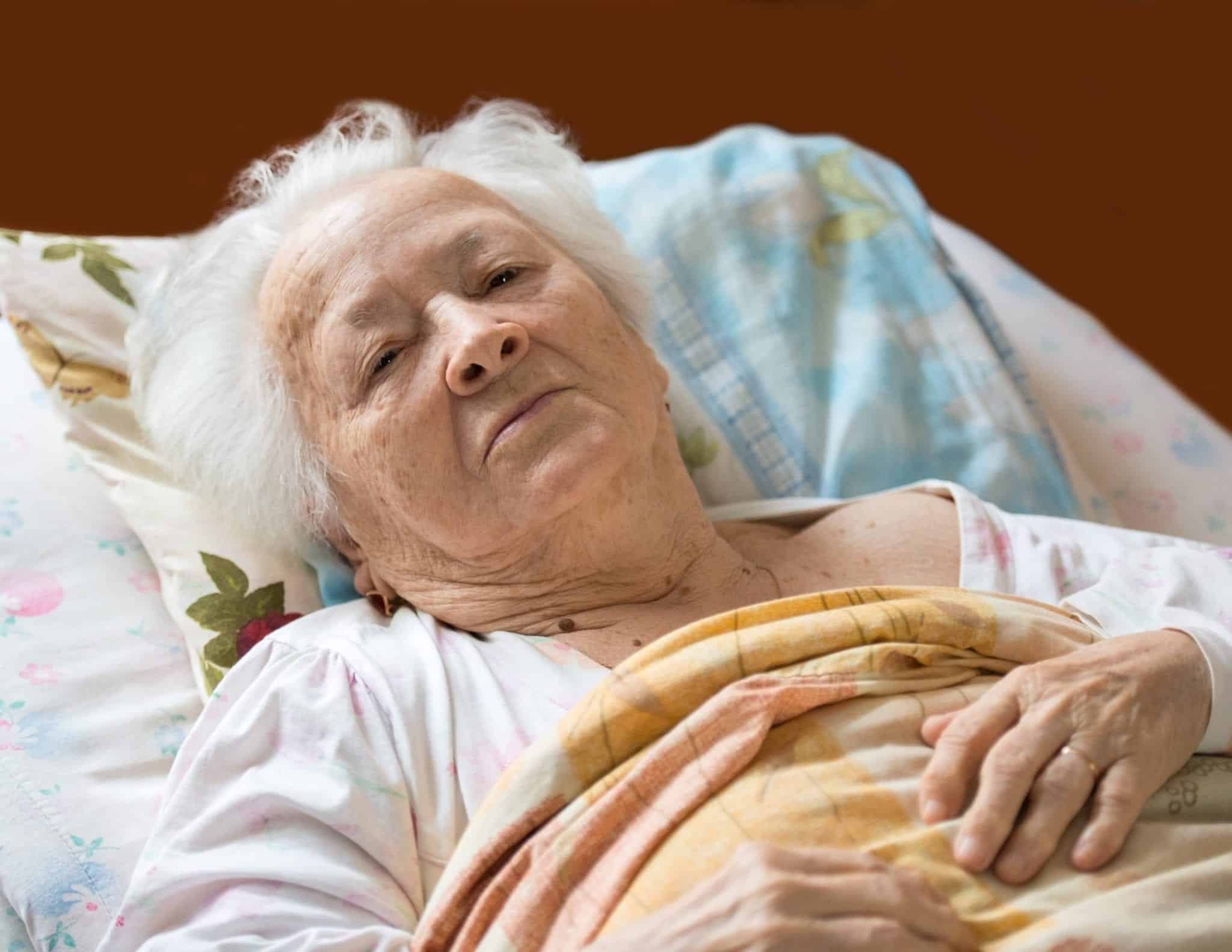 Бабки в постели. Пожилая женщина заболела. Пожилая бабушка в кровати. Пожилая женщина лежит.
